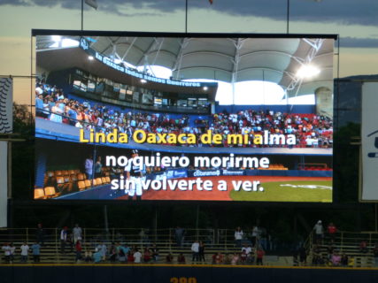 A scoreboard with the phrase, "Linda Oaxaca de mi alma no quiero morirme sin volverte a ver".