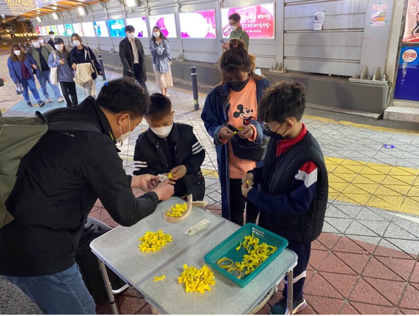 South Korea ferry disaster: Yellow ribbons become symbol of hope