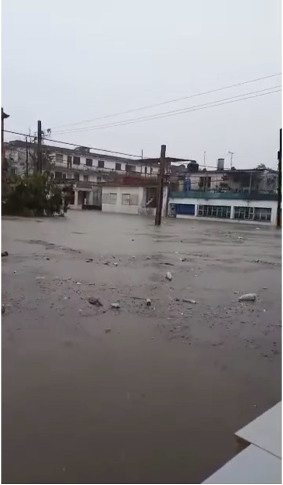 Flooded corner at Zapote and Durege, Santos Suárez, Havana. Screenshot of a video uploaded to Facebook by Jose Sama Otero, February 25, 2025, at 00:56