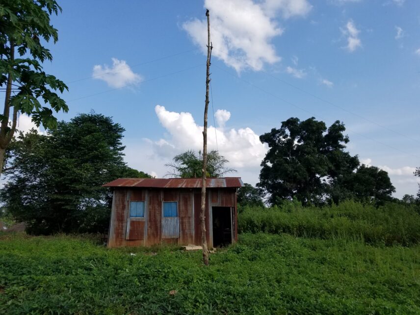 This cabin was built to house a radiophonie on the outskirts of a Congolese village as part of the early warning project. Field operators typically man this post daily.
