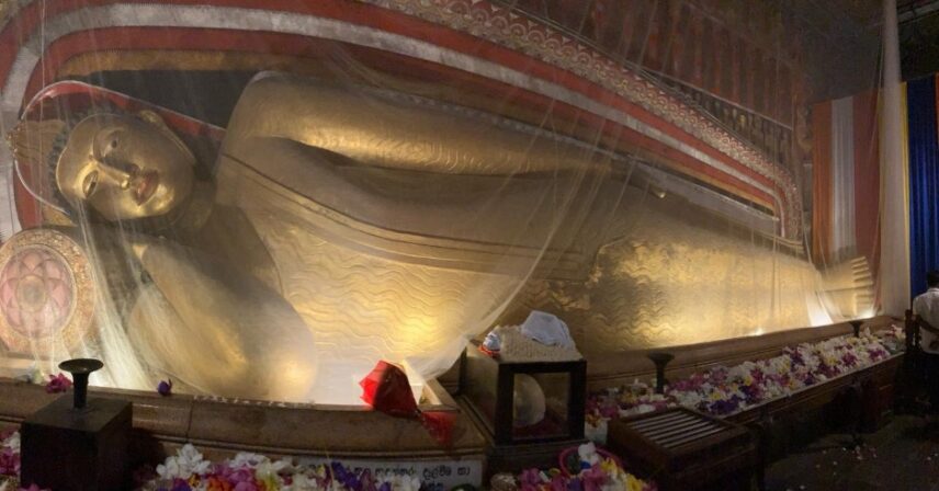 A statue of the Buddha in Parinibbāna posture at Kelaniya Temple.