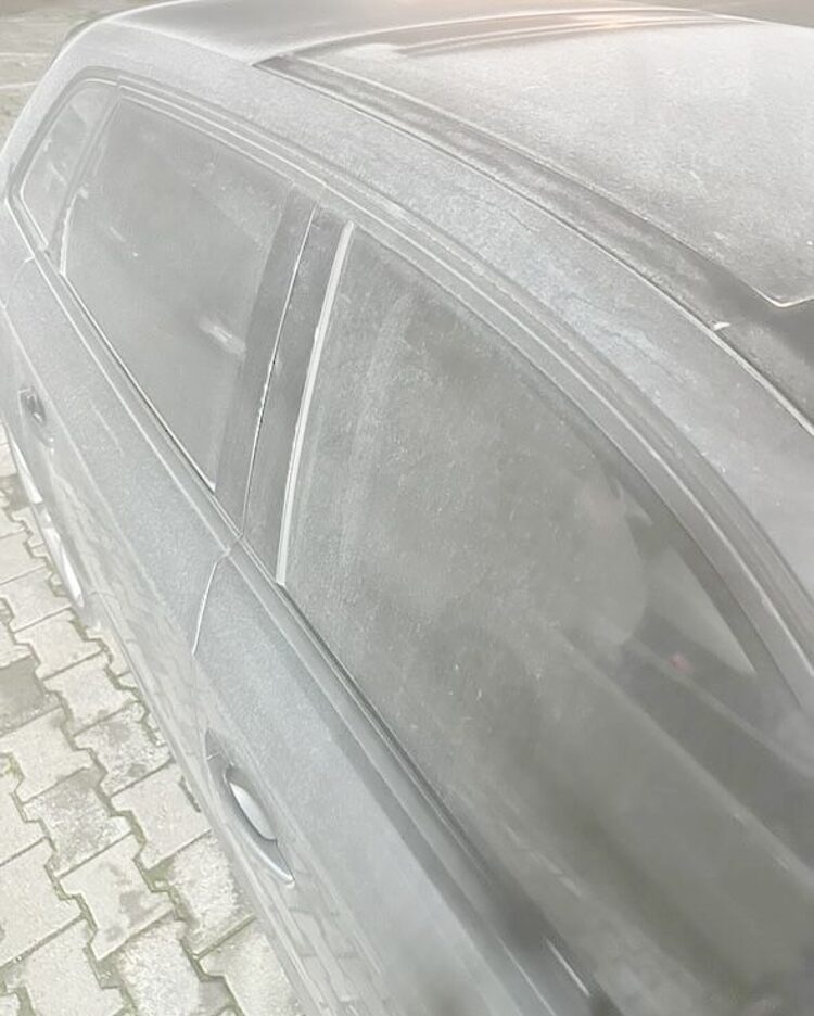 Figure 3: A picture of a car covered in white dust, which is allegedly caused by emissions.