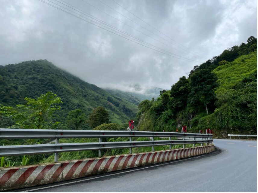 This road leads to a village where a Vietnamese woman in China hopes to find her parents—a common scene in xunqin vlogs. Yet for vloggers documenting these journeys, such landscapes appear only briefly, if at all, in the final videos. This photo, taken by the ethnographer at the vlogger’s request while he was driving, was ultimately not included in the final cut.