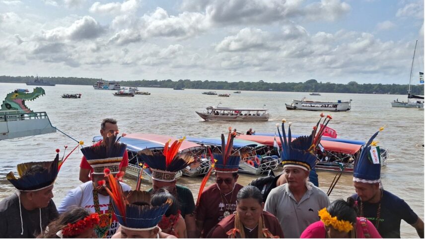 Indigenous participants assemble during the People’s Summit Flotilla, which brought together more than 200 vessels in Guajará Bay, Belém, Pará.